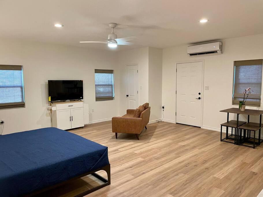 Ranchette Apartment- Beach Access Small Lake View Buchanan Dam エクステリア 写真